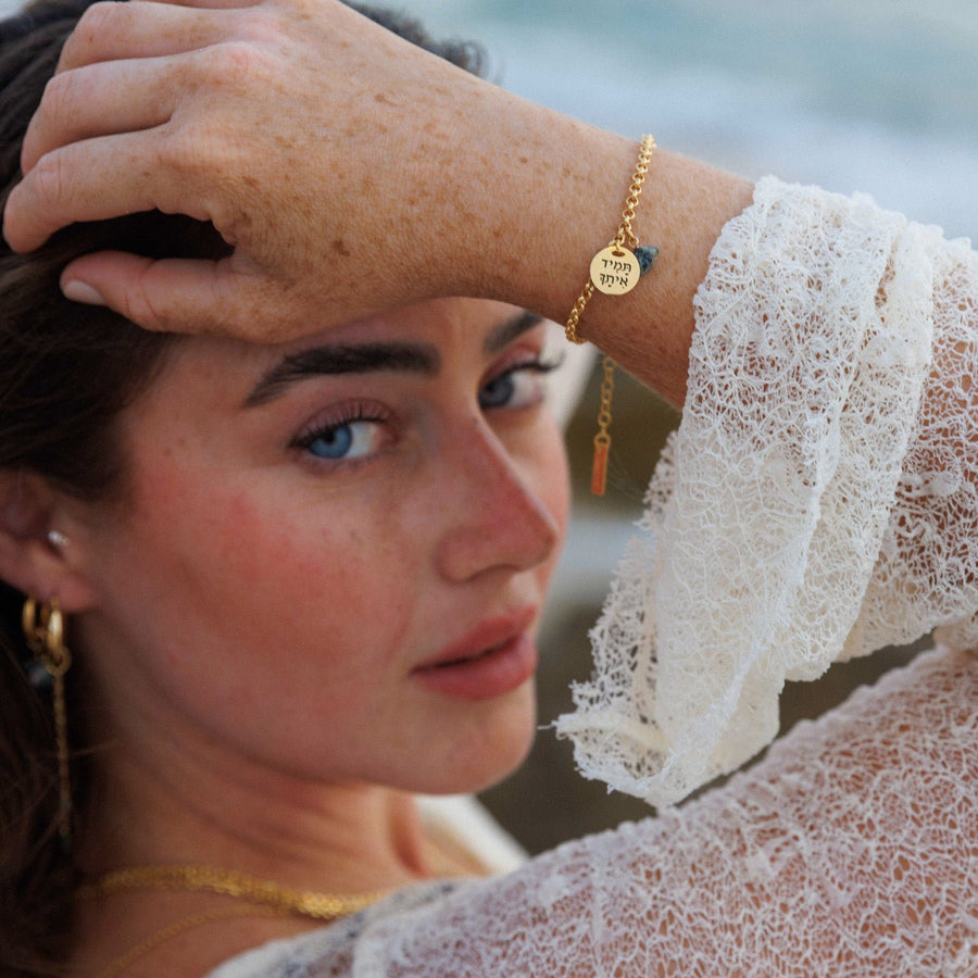 צמיד חריטה כתב יד עם אבן לידה | Zoe